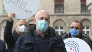 Vučić misli da je država